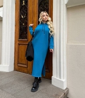 Платье-худи женское удлинённое из трёхнитки на флисе с капюшоном и боковыми разрезами осенне-зимнее