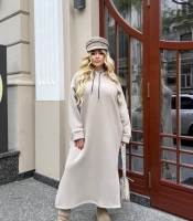 Платье-худи женское удлинённое из трёхнитки на флисе с капюшоном и боковыми разрезами осенне-зимнее