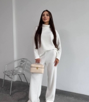 Костюм-двойка женский из плотной ангоры-вязки с воротником-стойкой и прямыми брюками осенне-зимний