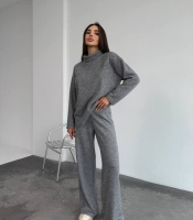 Костюм-двойка женский из плотной ангоры-вязки с воротником-стойкой и прямыми брюками осенне-зимний