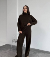 Костюм-двойка женский из плотной ангоры-вязки с воротником-стойкой и прямыми брюками осенне-зимний