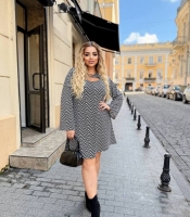 Платье-трапеция женское трикотажное с декольте и брошью с камнями осеннее зимнее