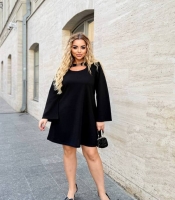 Платье-трапеция женское трикотажное с декольте и декоративной брошью осенне-зимнее