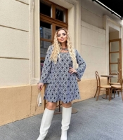 Платье-трапеция женское трикотажное с декольте и декоративной брошью осенне-зимнее