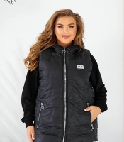 Жилетка женская из плащёвки лаке на синтепоне 150 с капюшоном и лампасами с камнями осенне зимняя