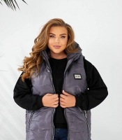 Жилетка женская из плащёвки лаке на синтепоне 150 с капюшоном и декоративными лампасами осенне зимняя