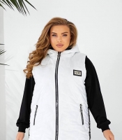 Жилетка женская из плащёвки лаке на синтепоне 150 с капюшоном и декором осенне зимняя