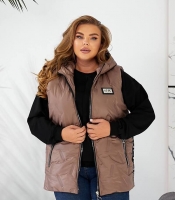 Жилетка женская из плащёвки лаке на синтепоне 150 с капюшоном и декором осенне зимняя