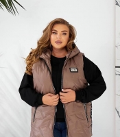 Жилетка женская из плащёвки лаке на синтепоне 150 с капюшоном и декором осенне зимняя