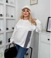 Свитшот женский трикотажный оверсайз с контрастной вставкой и декоративной пуговицей осенний зимний