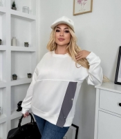Свитшот женский трикотажный оверсайз с контрастной вставкой и декоративной пуговицей осенний зимний