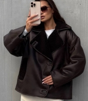 Дубленка женская из эко-кожи с искусственным мехом свободного кроя oversize с меховым воротником и декоративными пуговицами осенне-зимняя