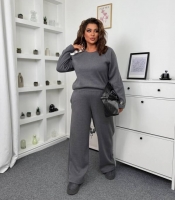 Костюм-двойка женский из плотной вязаной ангоры с кофточкой реглан и прямыми брюками на резинке с карманами осенне-зимний