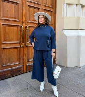 Костюм-двойка женский из вязаной альпаки: свитер с воротом-стойкой и широкие брюки осенне-зимний