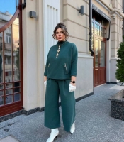 Костюм-двойка женский из вязаной альпаки: свитер с декоративными пуговицами и широкие брюки осенне-зимний