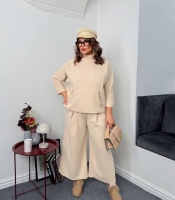 Костюм-двойка женский из вязаной альпаки: свитер с воротом-стойкой и широкие брюки осенне-зимний