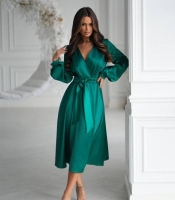 Платье на запах женское атласное миди с поясом и длинными рукавами из ткани Скарлет осенне-зимнее зелёное
