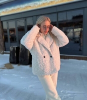 Эко-шубка женская укороченная свободного кроя из фактурного меха барашек с подкладкой и утеплителем