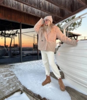 Эко-шубка женская укороченная свободного кроя из фактурного меха барашек с подкладкой и утеплителем