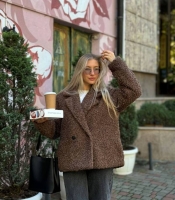 Эко-шубка женская укороченная свободного кроя из фактурного меха барашек с подкладкой и утеплителем