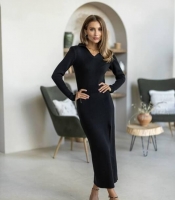 Платье-гольф женское трикотажное приталенного силуэта с воротником поло и разрезом осеннее зимнее