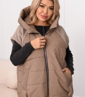 Жилетка женская осенне-зимняя бежевого цвета стёганая из плащёвки Эмми с капюшоном и трикотажными рукавами