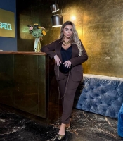 Костюм-тройка женский праздничный шоколадный из костюмной ткани с шёлковой майкой осенний зимний