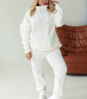 Костюм спортивный женский осенне-зимний из трехнитки на флисе с трендовым воротом и прямыми штанами молочный