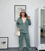 Костюм-двойка женский осенне-зимний из мягкой двусторонней ангоры: прямая кофта-зипка и прямые брюки оливковый