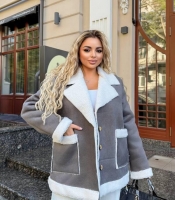 Дублёнка женская осенне-зимняя серая укороченная с контрастным белым мехом