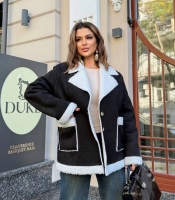 Дублёнка женская осенне-зимняя чёрная укороченная с контрастным мехом