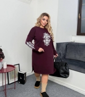 Платье женское утеплённое трикотажное бордовое с декоративным принтом осеннее зимнее