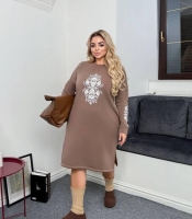 Платье женское утеплённое трикотажное бежевое с декоративным принтом осеннее зимнее