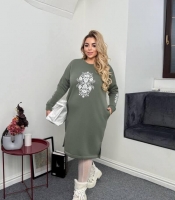 Платье женское утеплённое трикотажное оливковое с декоративным принтом осеннее зимнее