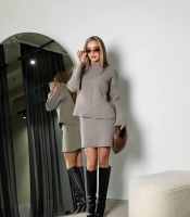 Костюм-двойка женский шерстяной трикотажный оверсайз со свитером и юбкой осенний