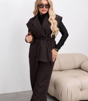 Костюм-двойка женский из костюмного крепа с жилетом на запах и прямыми брюками повседневный деловой