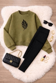 Костюм-двойка женский из флиса и дайвинга: утепленный свитшот с принтом и леггинсы