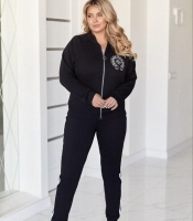 Спортивный костюм-двойка женский из двунитки бомбер на молнии с воротником-стойкой и зауженные брюки с лампасами аппликацией и стразами демисезонный