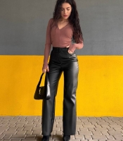 Брюки женские из экокожи на флисе с высокой посадкой свободного кроя зимние