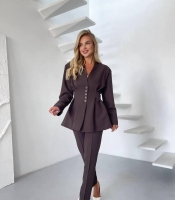 Костюм-двойка женский из костюмной ткани: пиджак с подплечниками и брюки с резинкой сзади на поясе