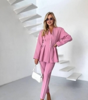Костюм-двойка женский из костюмной ткани: пиджак с подплечниками и приталенным силуэтом и брюки с резинкой сзади на поясе весенний