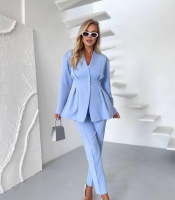 Костюм-двойка женский из костюмной ткани: пиджак с подплечниками и приталенным силуэтом и брюки с резинкой сзади на поясе