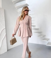 Костюм-двойка женский из костюмной ткани: пиджак с подплечниками и приталенным силуэтом и брюки с резинкой сзади на поясе осенний