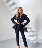 Костюм-двойка женский из костюмной ткани: приталенный пиджак с подплечниками и брюки с резинкой сзади на поясе весенний