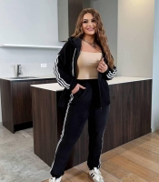 Спортивный костюм женский велюровый с худи на молнии и джоггерами с лампасами повседневный демисезонный