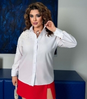 Рубашка женская из полиэстера с декором жемчужинами свободного кроя на пуговицах весенняя