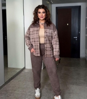 Костюм женский из замши двойка: рубашка-жакет в клетку и джогеры с высокой посадкой на резинке оверсайз весенний