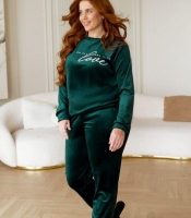 Домашний костюм-двойка женский велюровый: свитшот с рукавом реглан и брюки-джоггеры на резинке с карманами с принтом надпись весенний