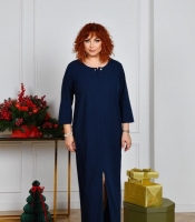 Платье-футляр женское из креп-стретча прямого кроя без застежки с декоративной горловиной и разрезом спереди весеннее