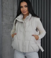 Жилет женский из водоотталкивающей плащевки с эко пухом дутая модель с высоким воротником на молнии с карманами со стяжками по низу демисезонный